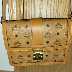 MCM TRACY MED. SHOULDER BAG/ CROSSBODY.
